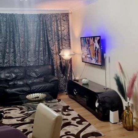 2 Bedroom Apartment - Greater London Dagenham Luaran gambar
