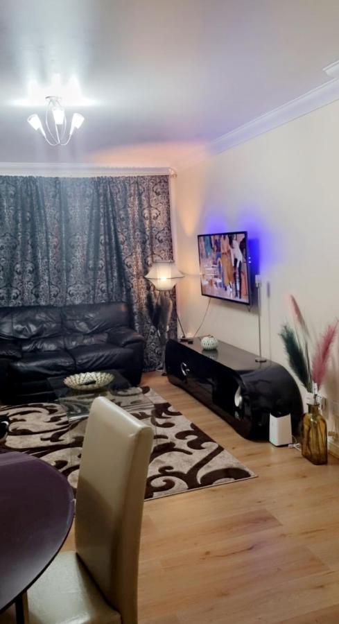 2 Bedroom Apartment - Greater London Dagenham Luaran gambar