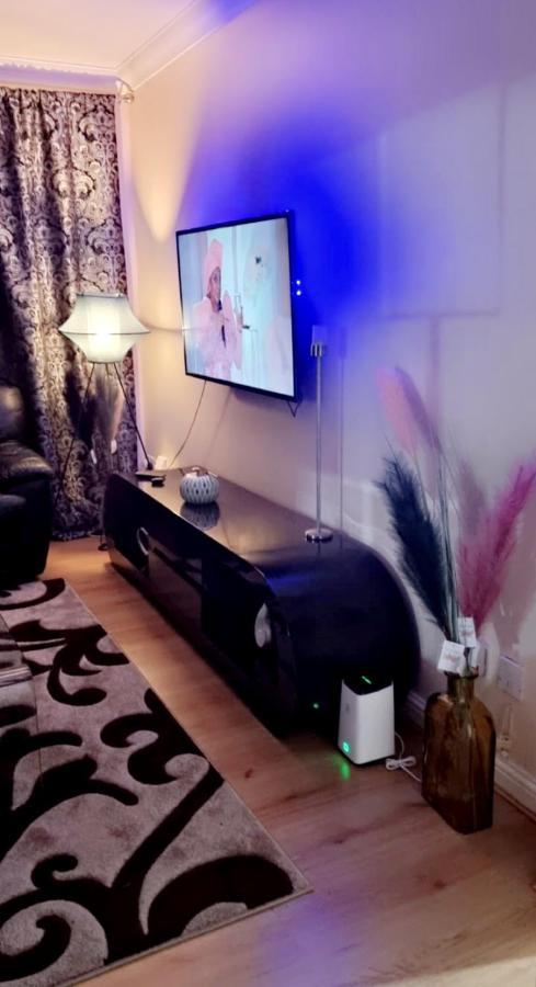 2 Bedroom Apartment - Greater London Dagenham Luaran gambar