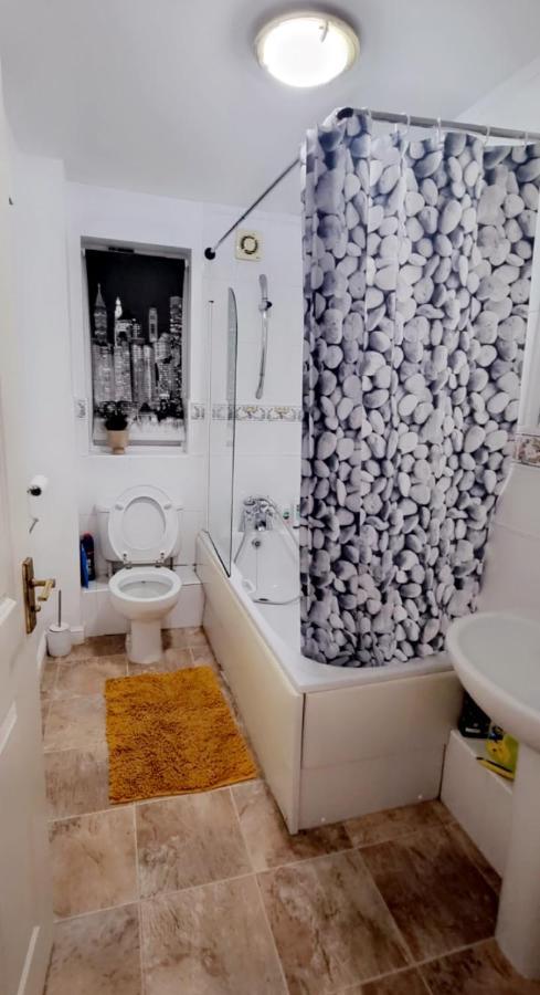 2 Bedroom Apartment - Greater London Dagenham Luaran gambar