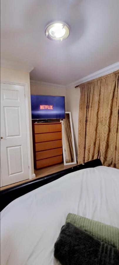 2 Bedroom Apartment - Greater London Dagenham Luaran gambar