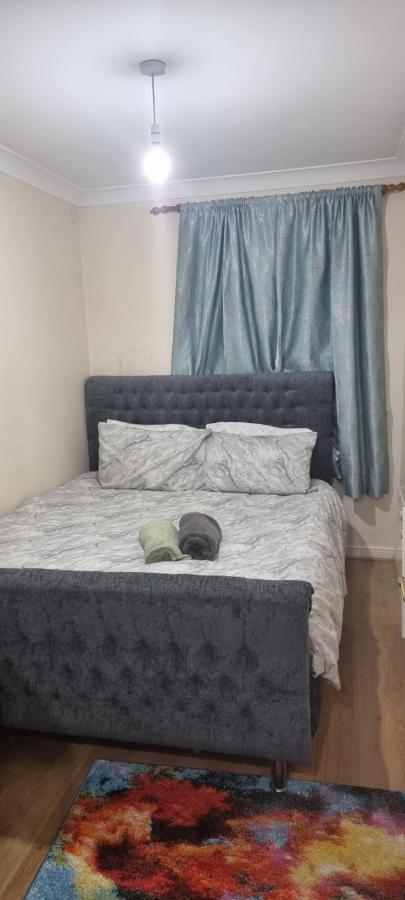 2 Bedroom Apartment - Greater London Dagenham Luaran gambar